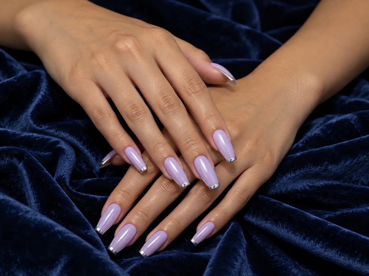 Glanzende lila amandelnagels