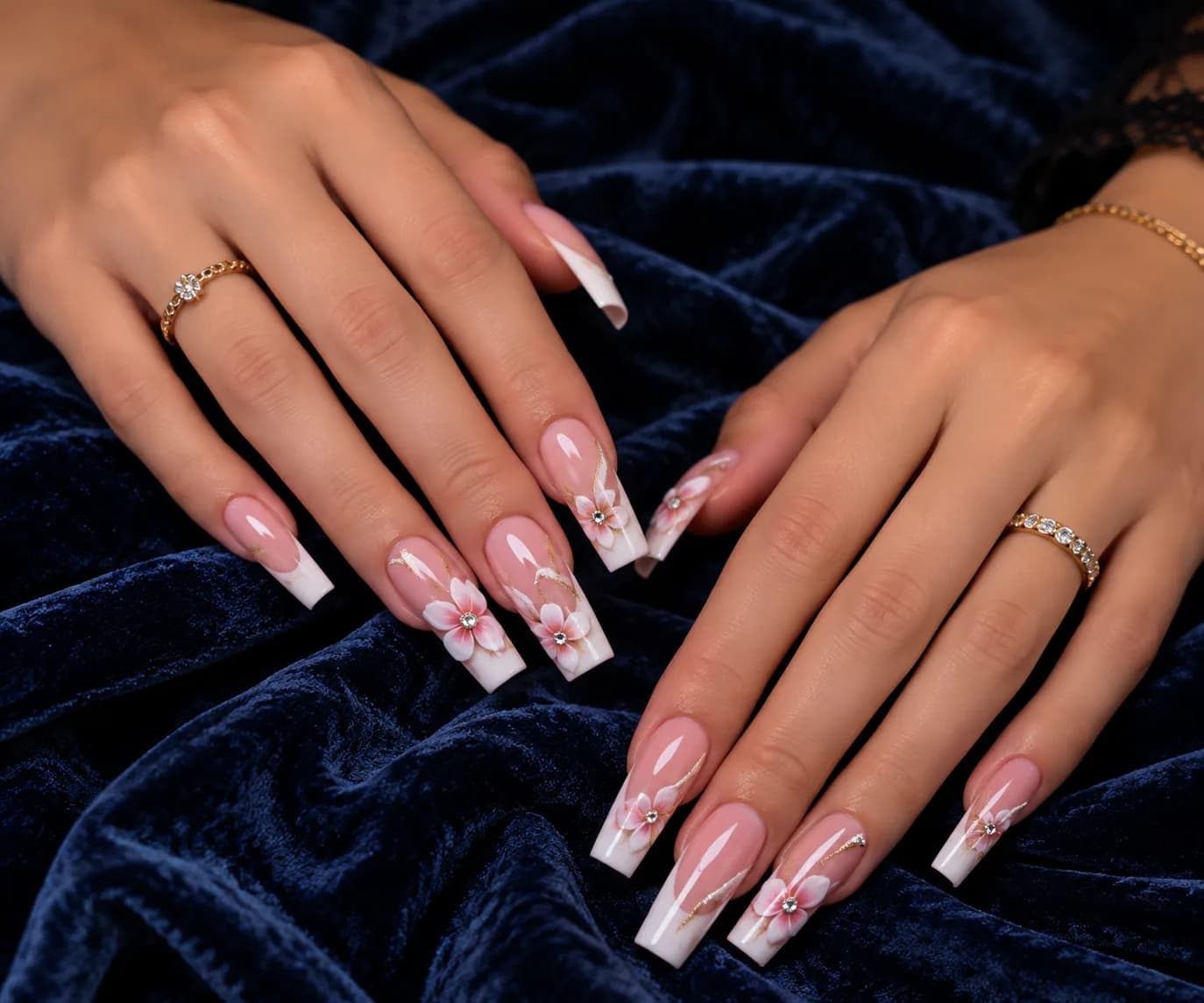 Nude coffin nagels met witte bloemen-French