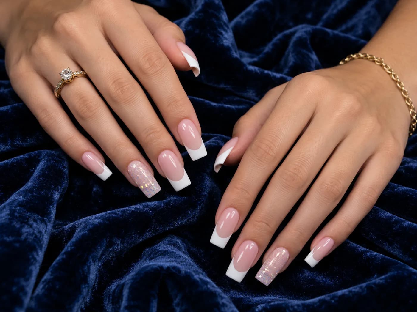 Nude coffin nagels met witte French en gouden accent