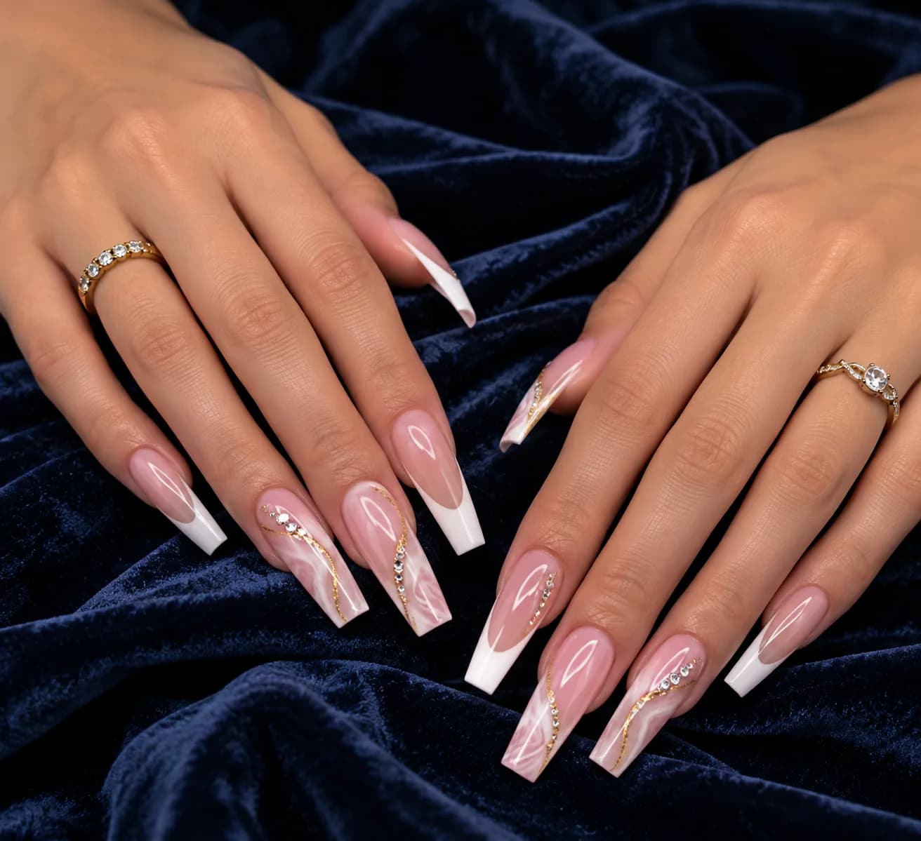 Lange nude coffin nagels met French tip en steentjes