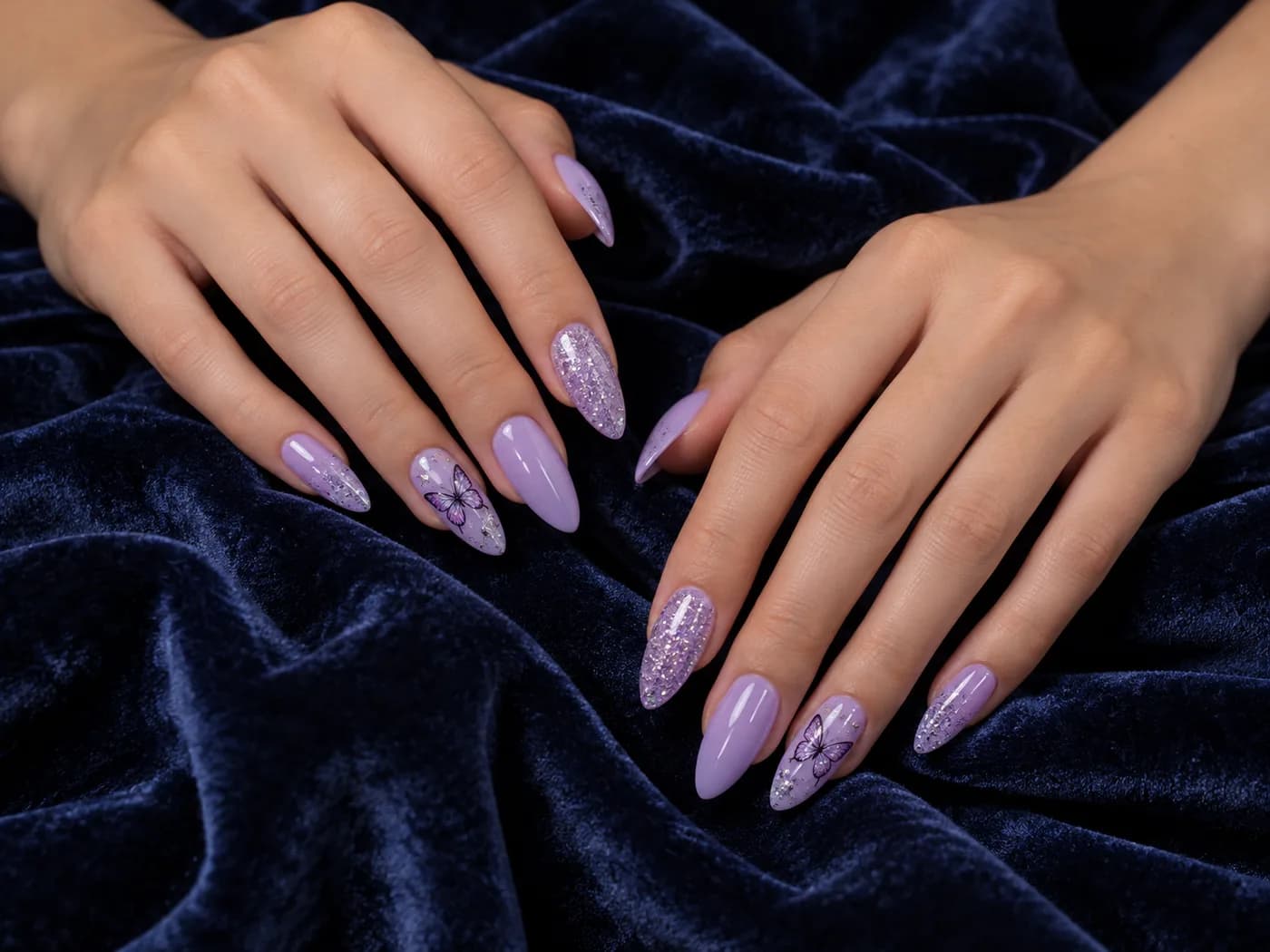 Lila amandelnagels met glitter en bloemetjes