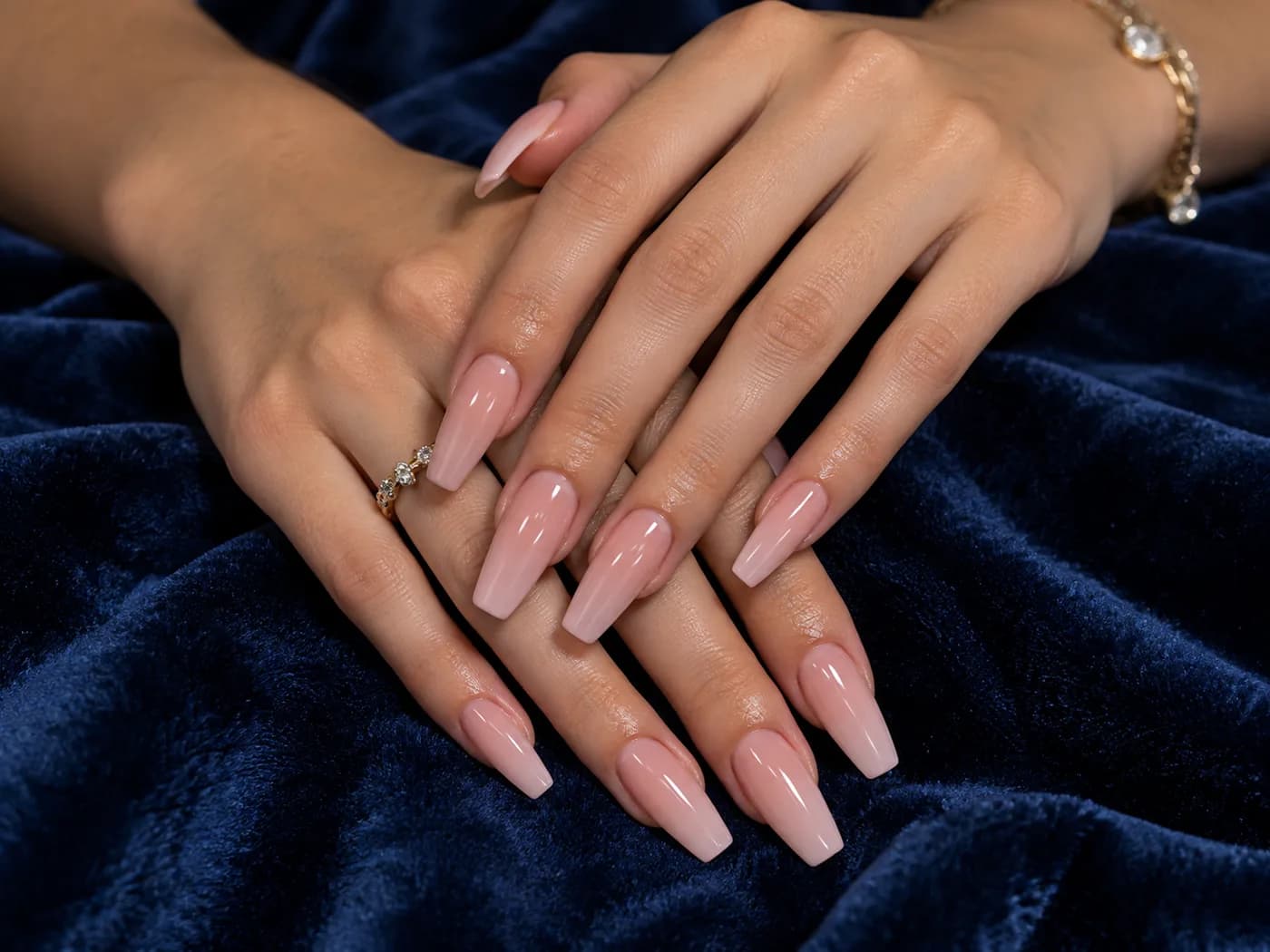 Glanzende nude-roze coffin nagels