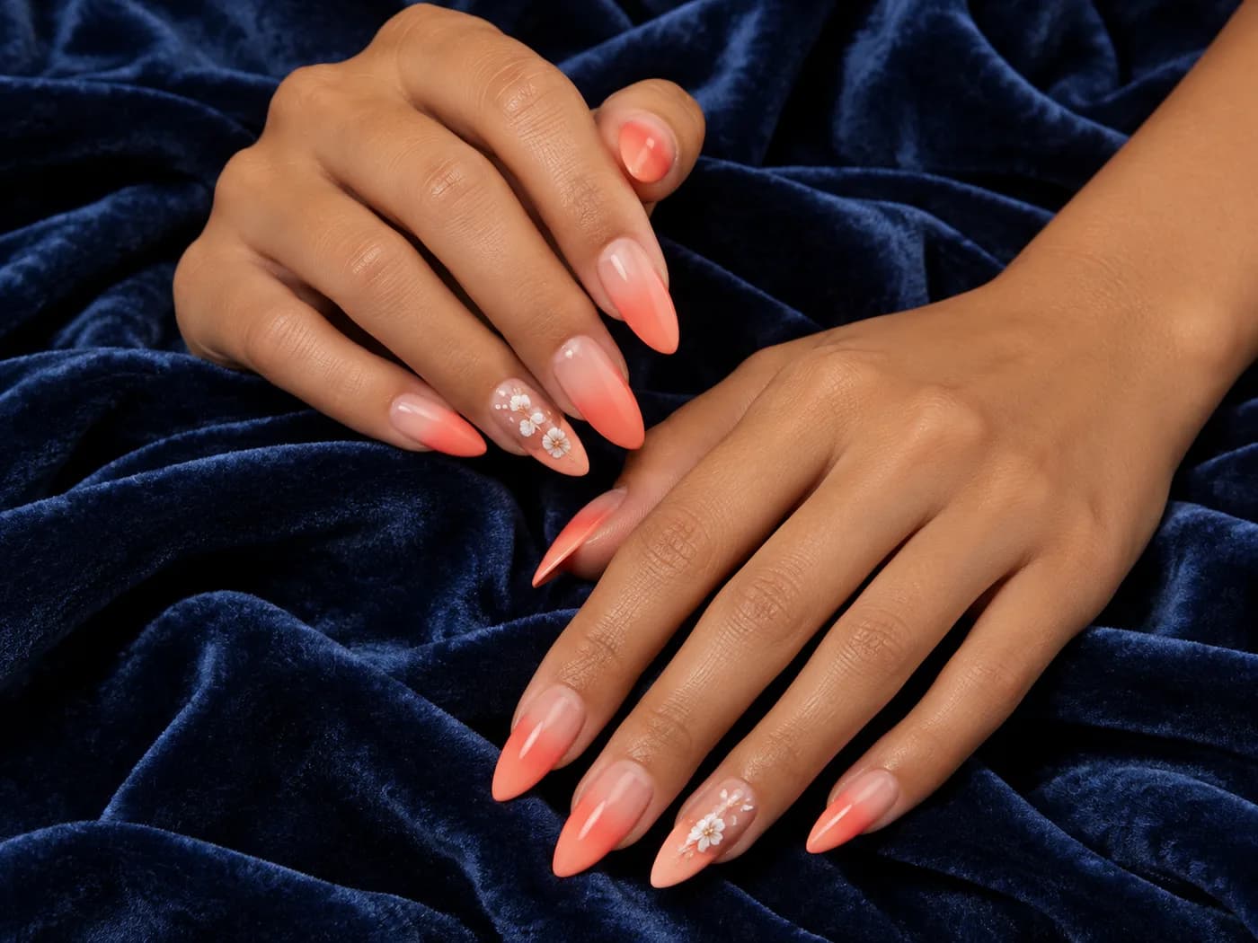 Perzik ombré nagels met bloemetjes