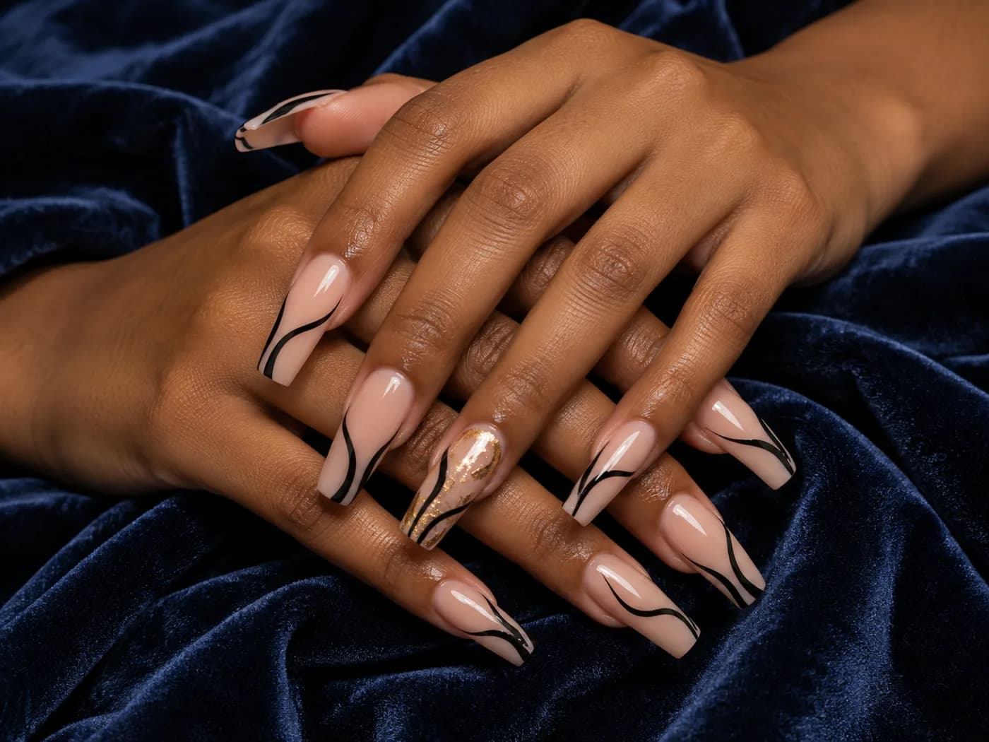 Nude nagels met zwarte swirl nail art