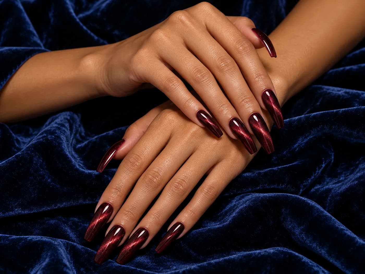 Bordeauxrode chroom nagels