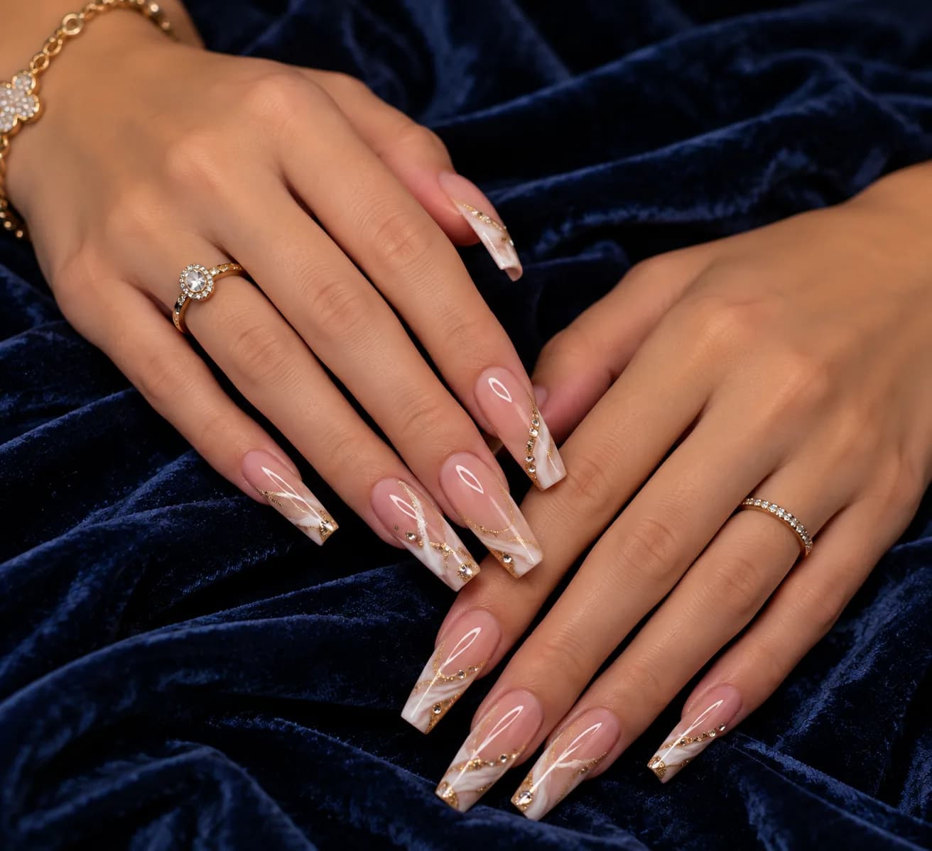 Nude coffin nagels met gouden French-lijntjes
