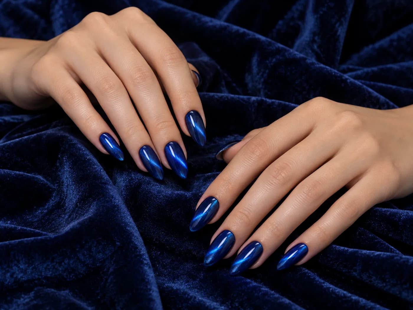 Donkerblauwe chroom amandelnagels