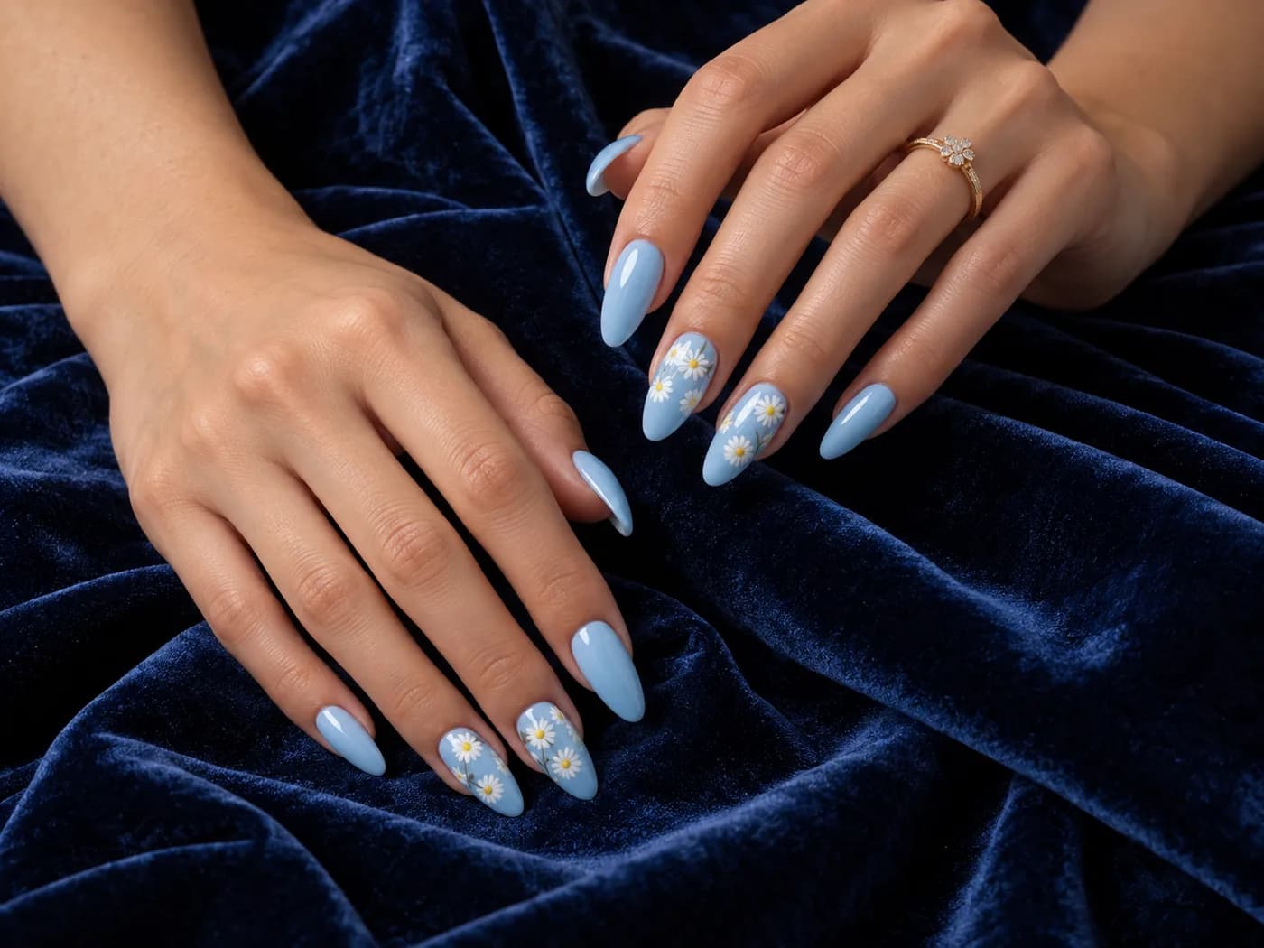 Lichtblauwe amandelnagels met madeliefjes